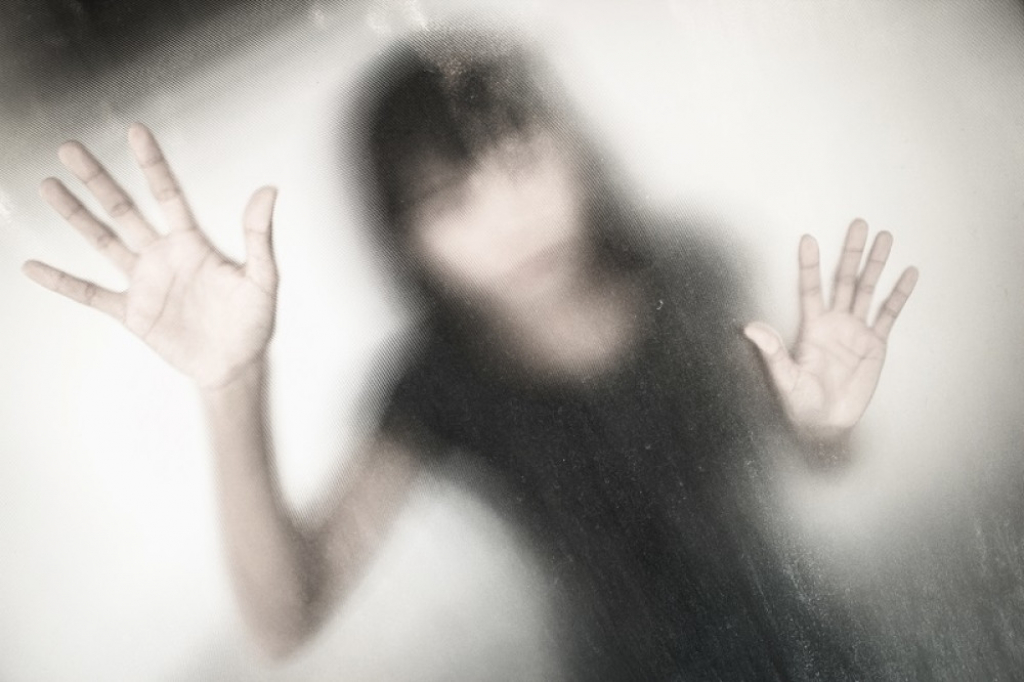 Žena, panika, prozor