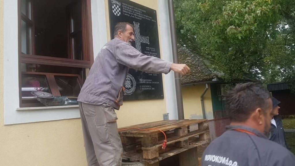 Skidanje sporne ploče u Jasenovcu