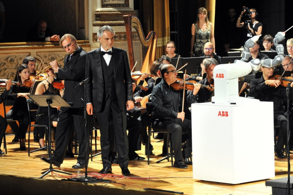Koncert Andree Bočelija kojim je dirigovao robot