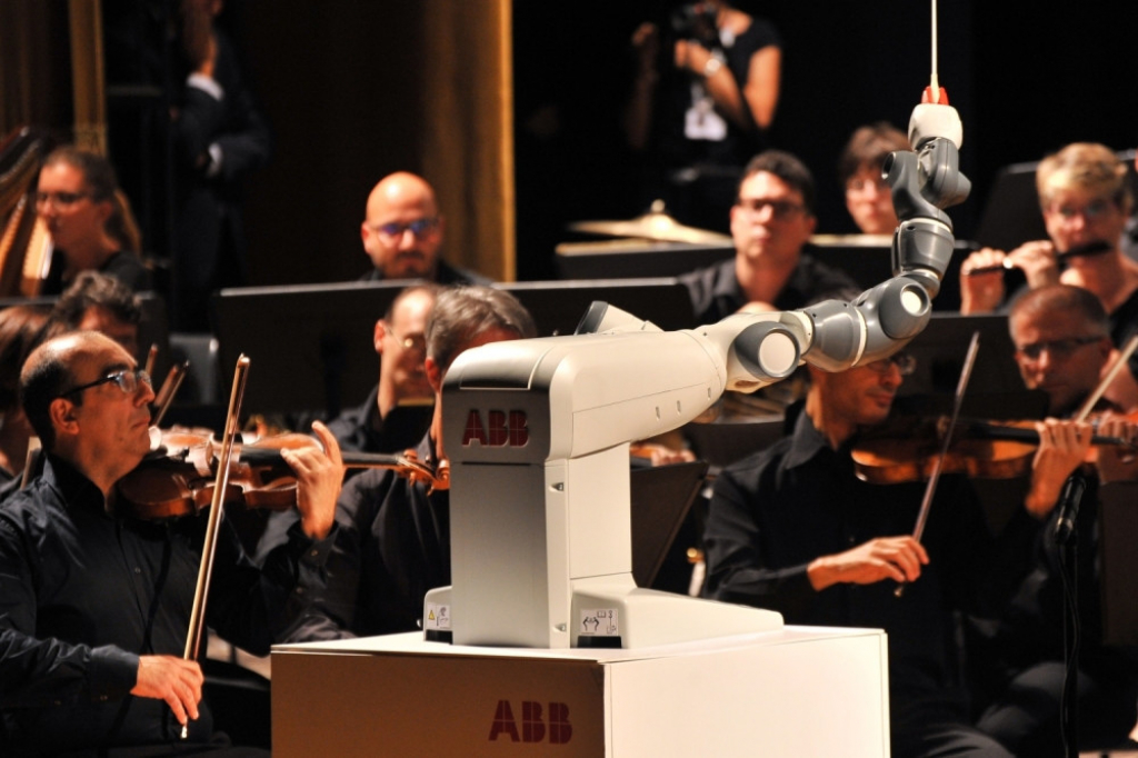 Koncert Andree Bočelija kojim je dirigovao robot