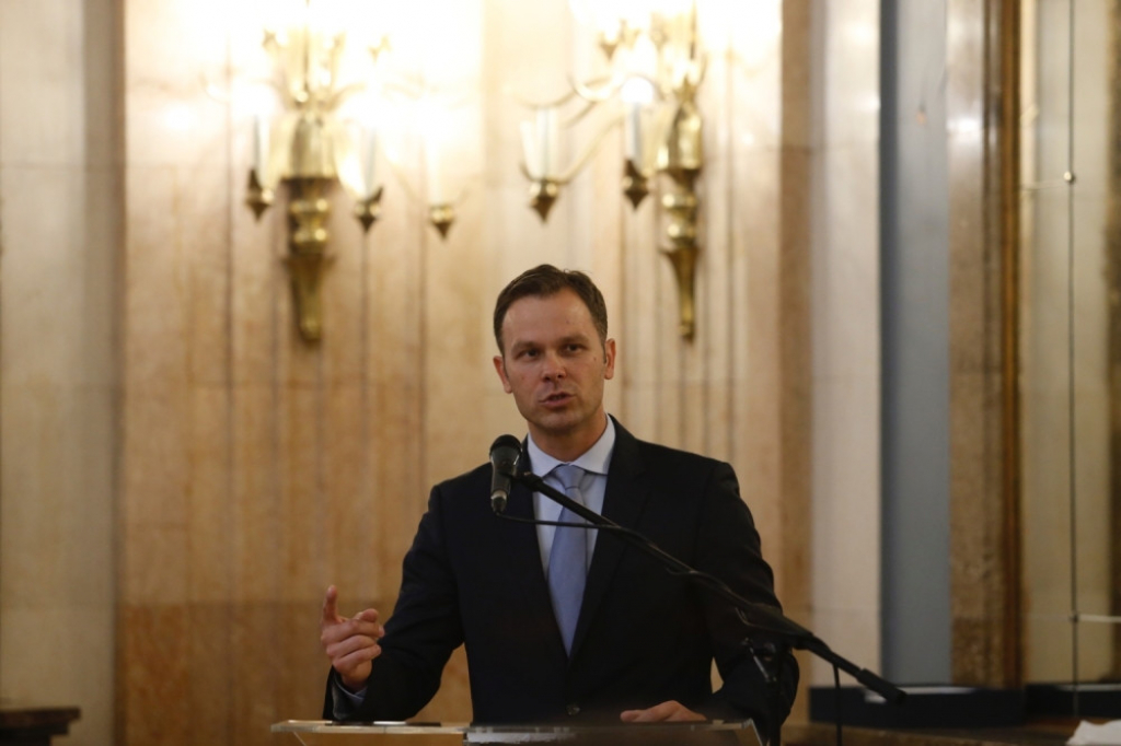 Siniša Mali potpisivanje ugovora