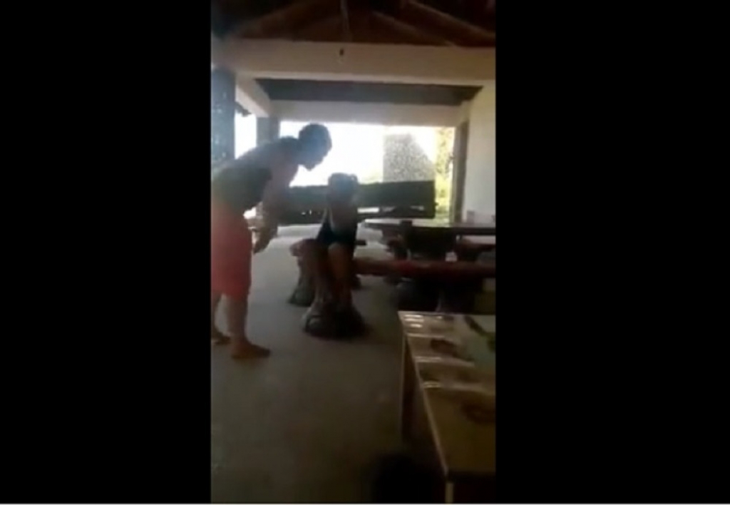 Majka brutalno udara ćerku