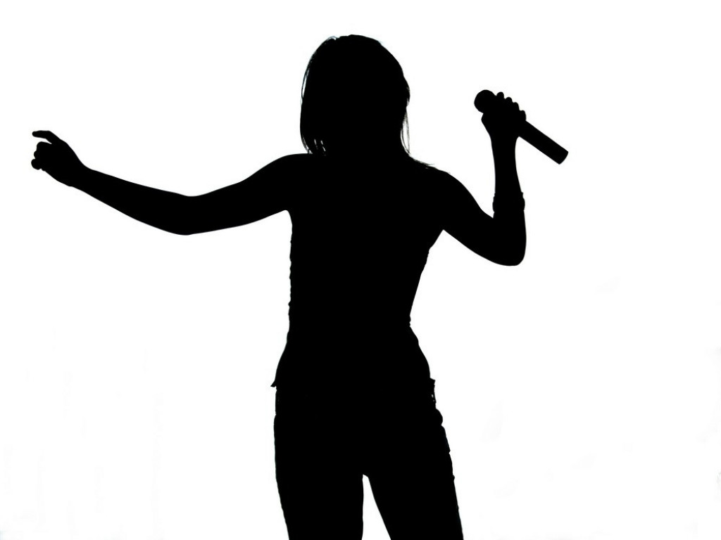 Pevačica, pevanje, muzika, ples, mikrofon