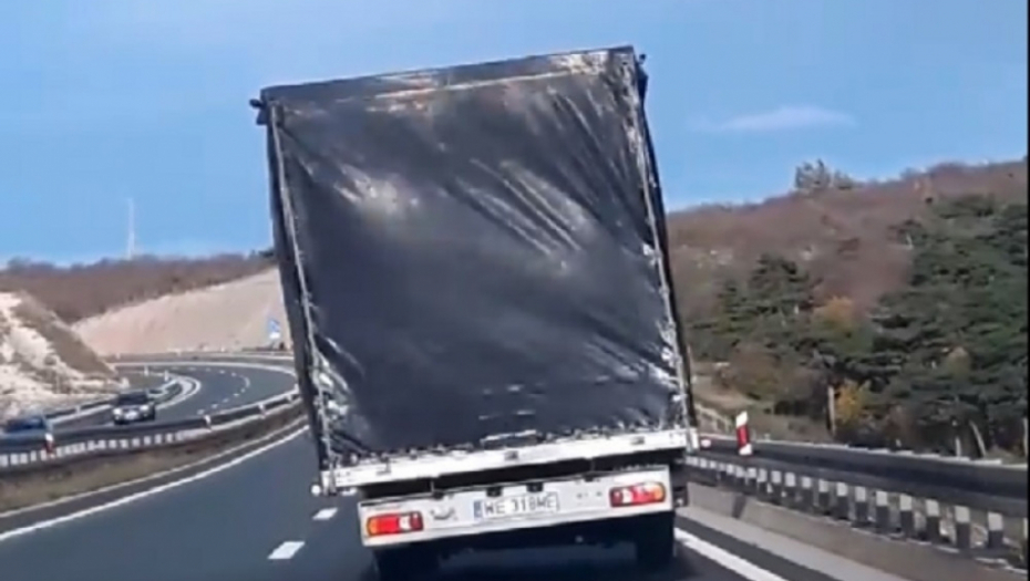 Kamion u borbi sa vetrom