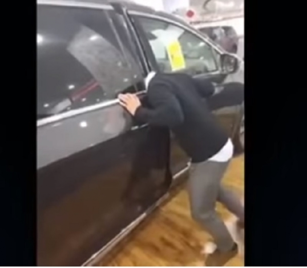 Zaglavila mu se glava