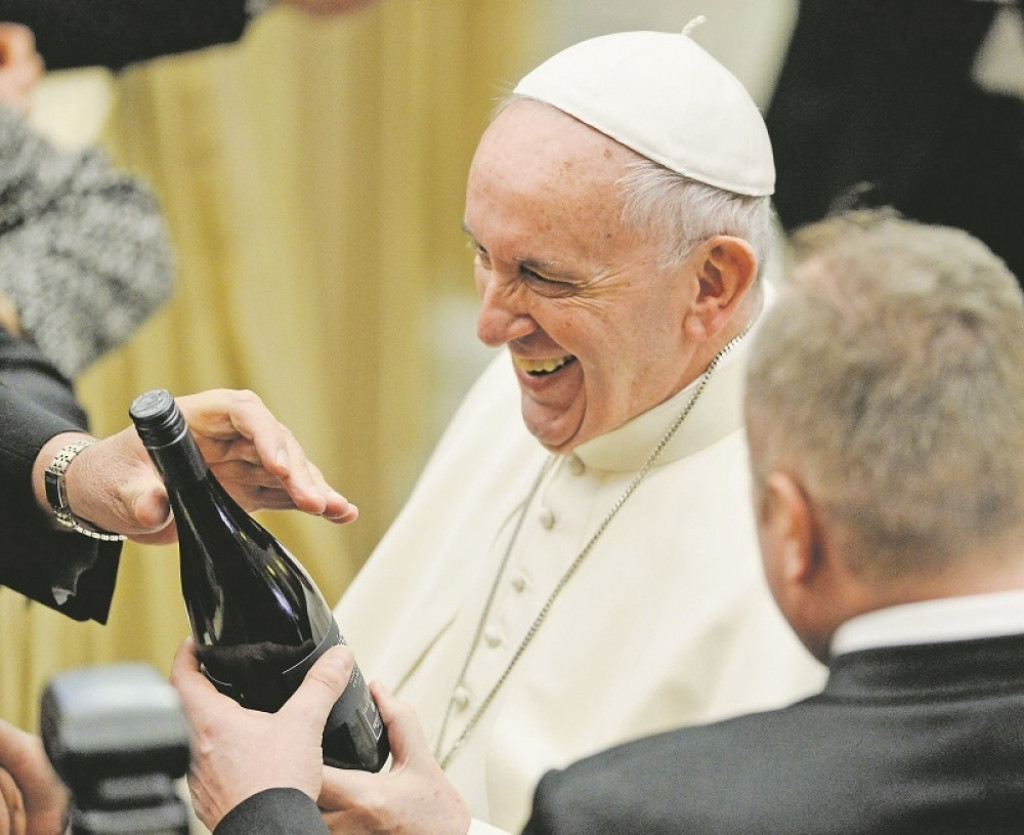 Kad god dobije pošiljku  iz Srbije, osmeh je tu: Papa Franja
