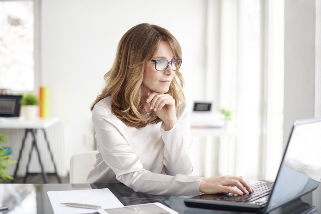 Posao žena biznis laptop razgovor sastanak