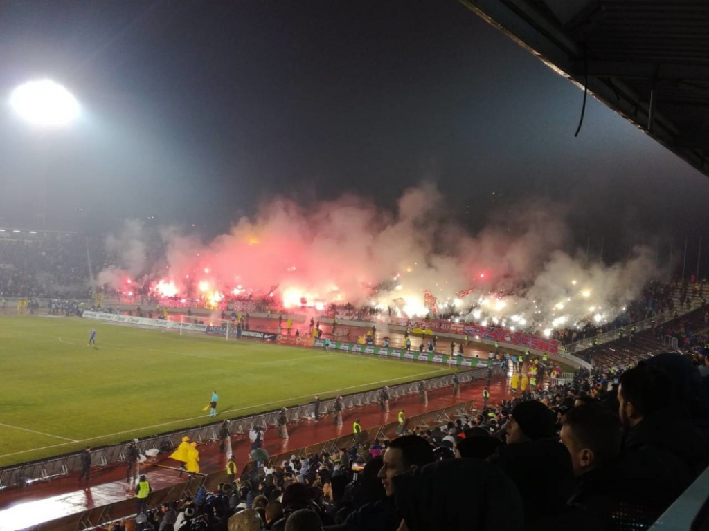 Scene sa derbija bakljada tuča navijača navijači