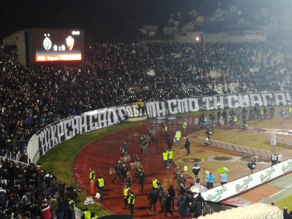 Scene sa derbija bakljada tuča navijača navijači