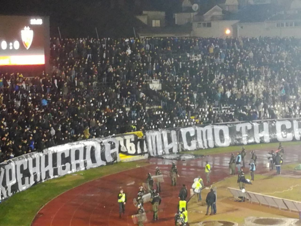 Scene sa derbija bakljada tuča navijača navijači