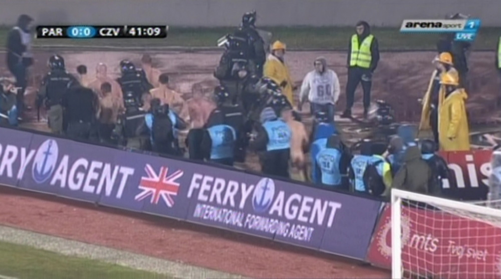 Policija izbacuje navijače Crvene zvezde sa južne tribine