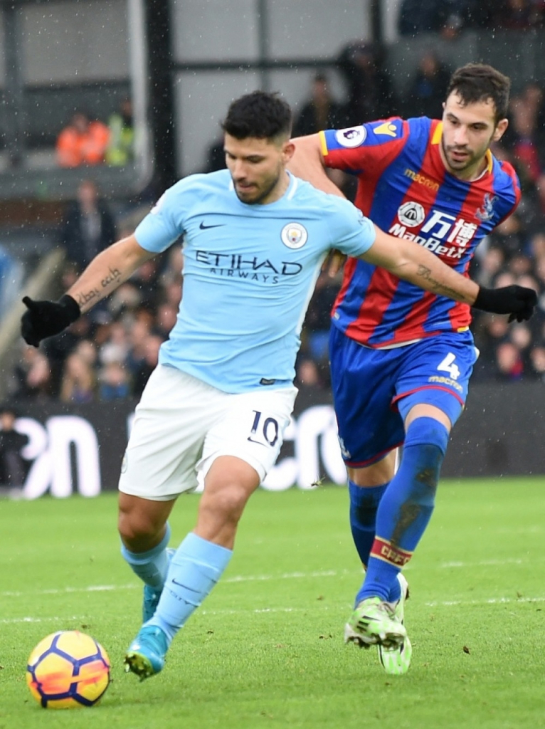 Milivojević u duelu sa Aguerom