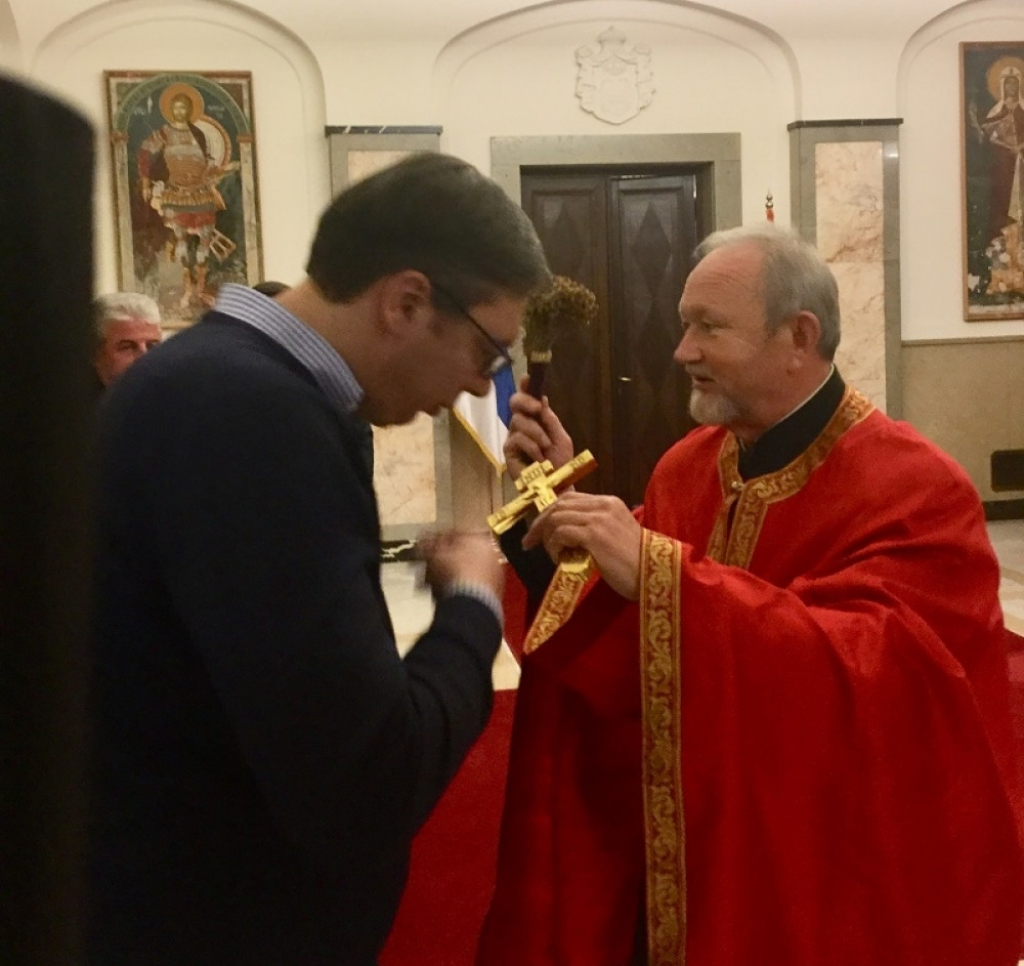 Vučić uneo badnjak u Predsedništvo