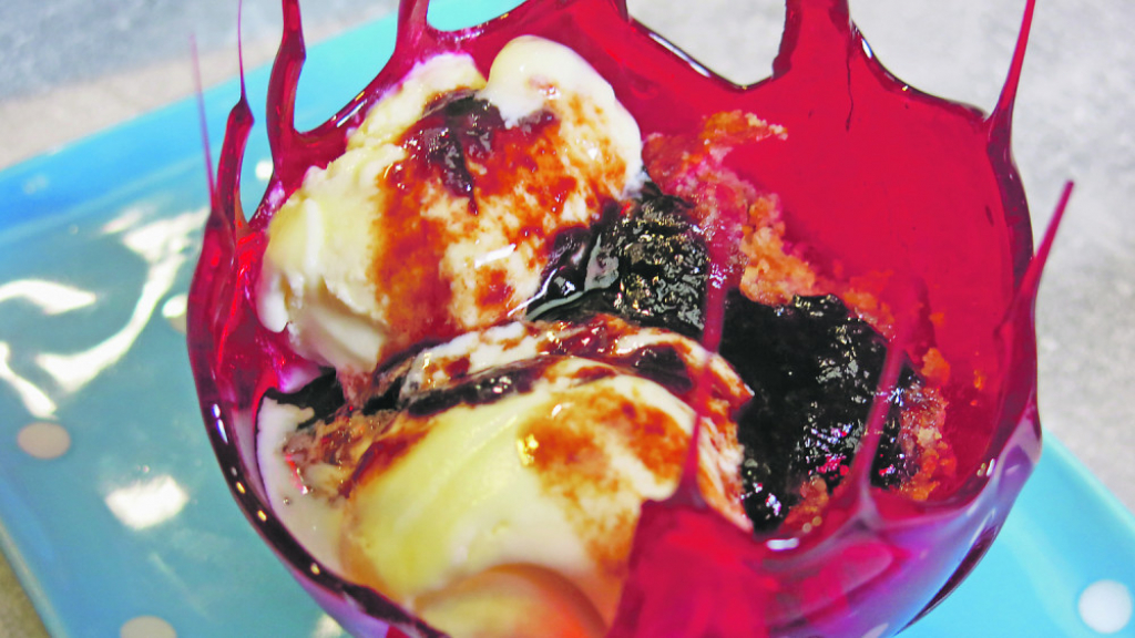 Čarapanski karambl kolač sa šljivama u posudama od šećera