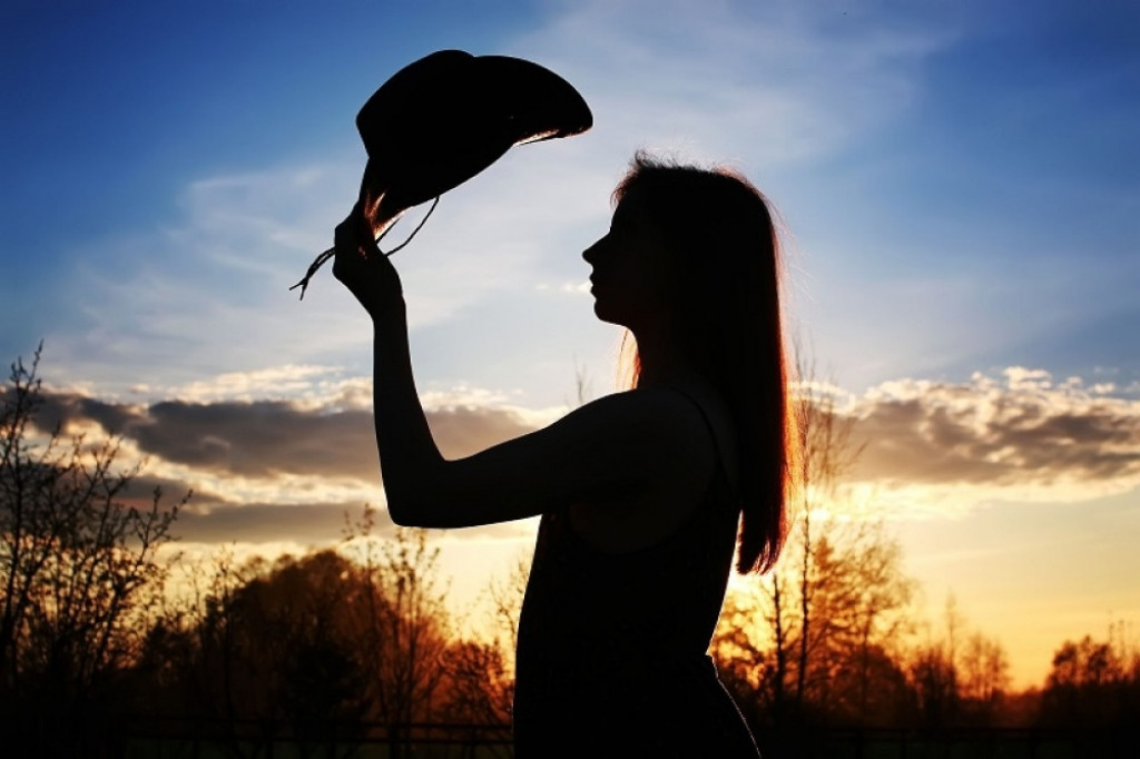 Devojčica, šešir, zalazak sunca