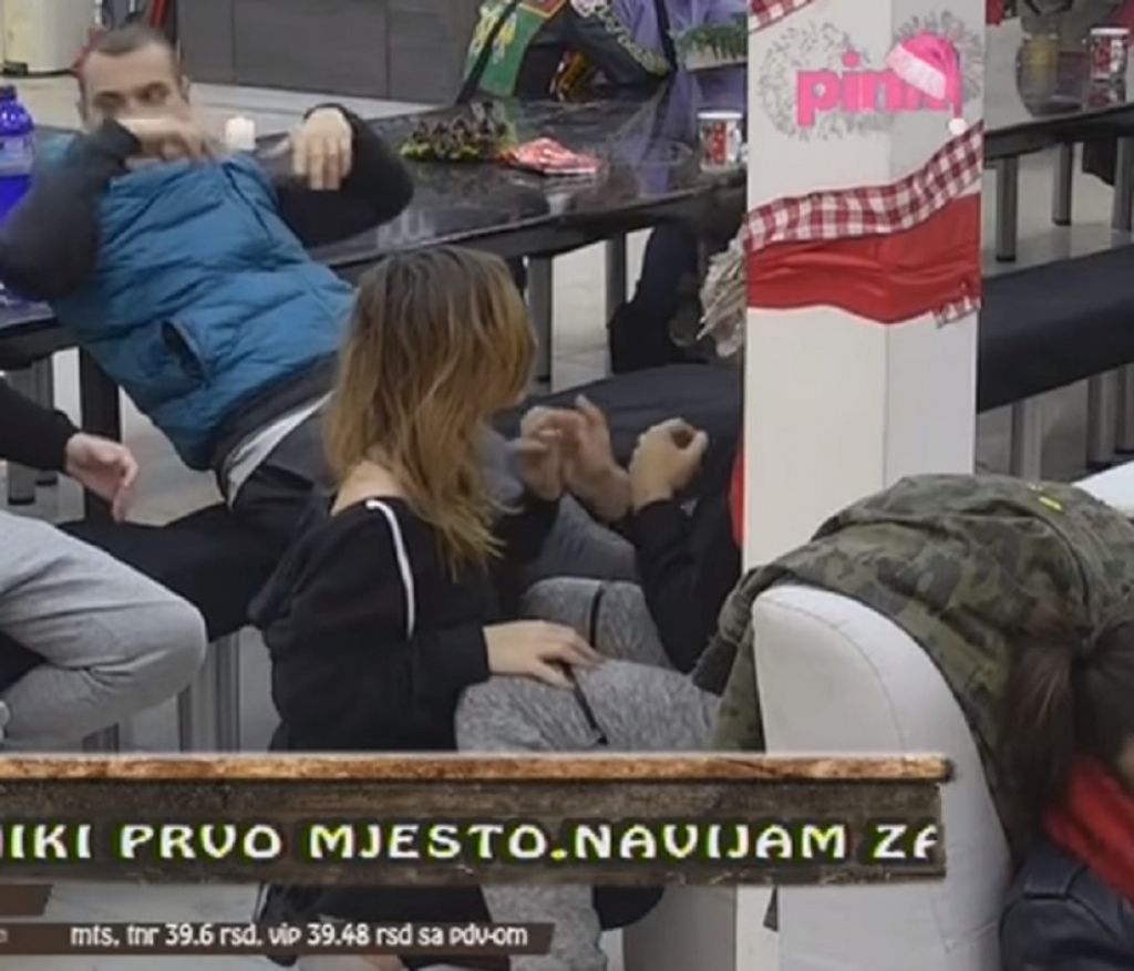 Maca želi seks sa Borom