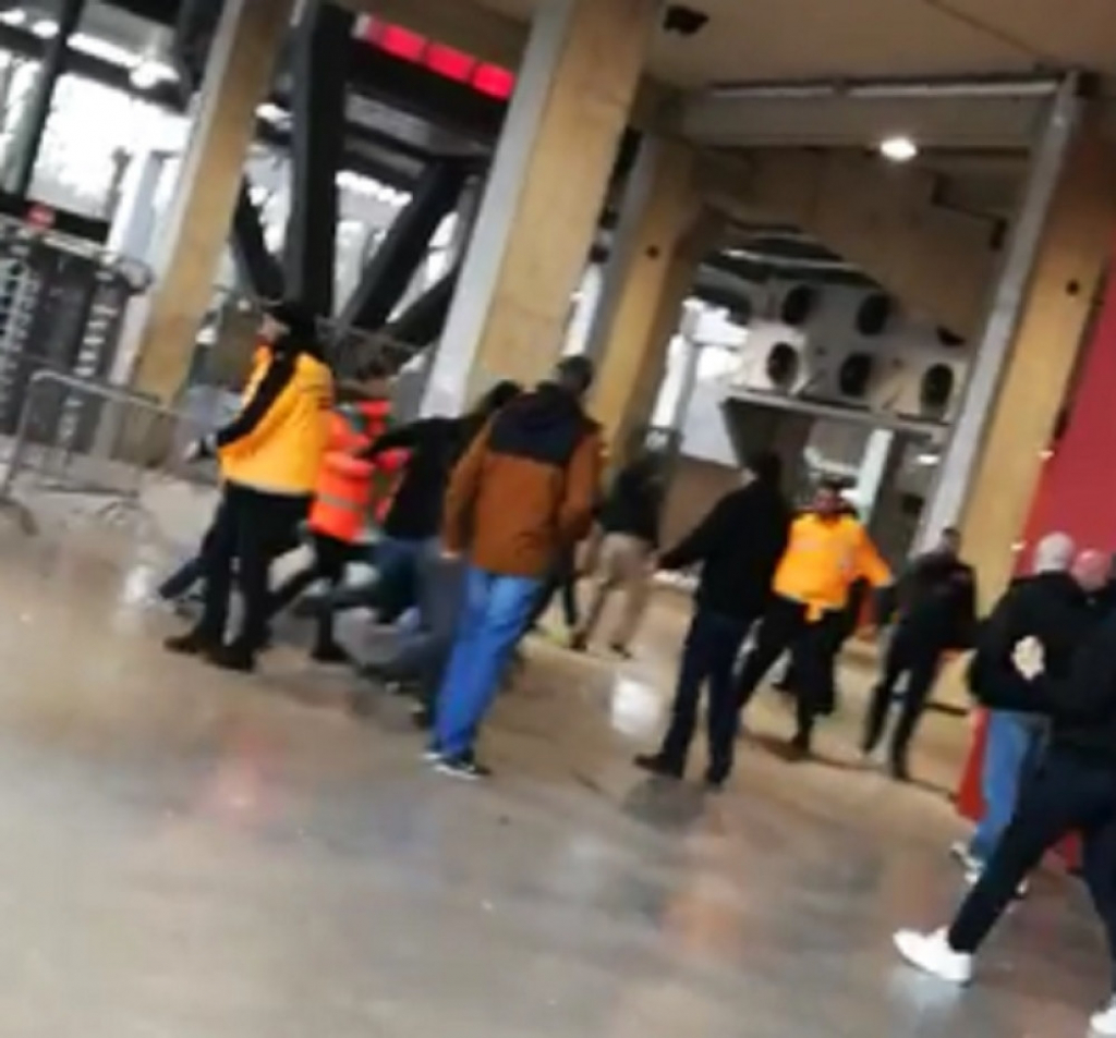 Tuča u hodniku stadiona