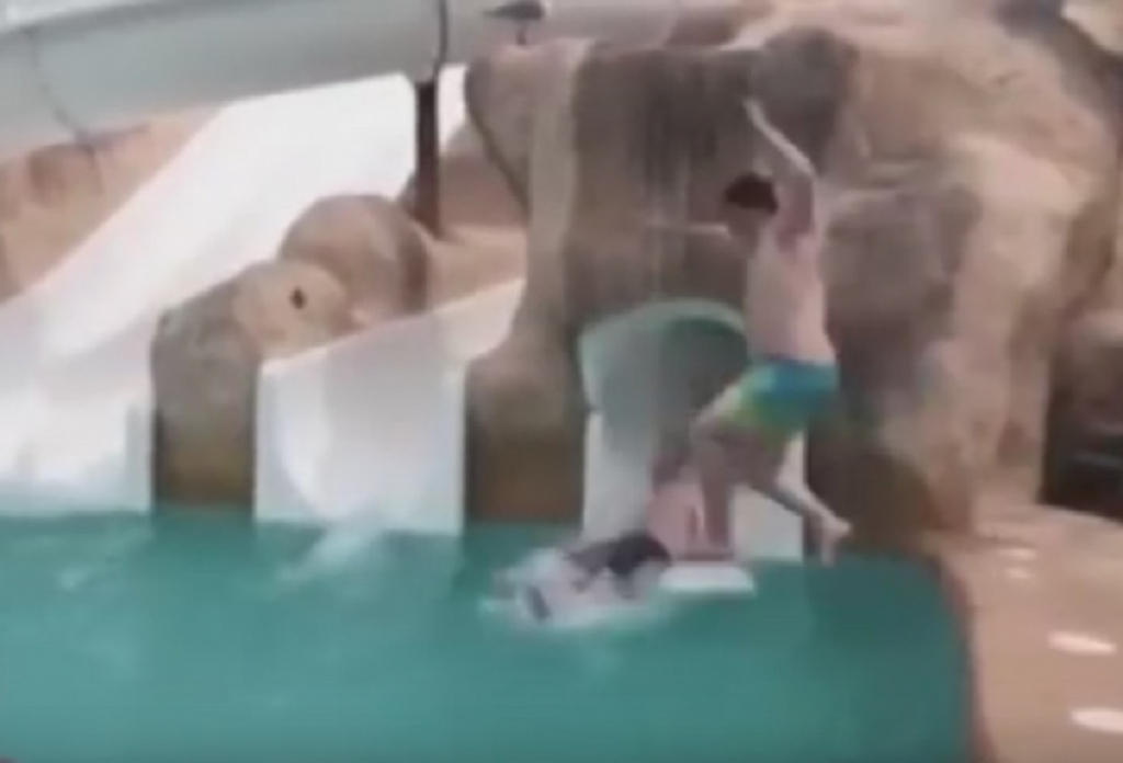 Spuštao se niz tobogan, na njega skočio tinejdžer