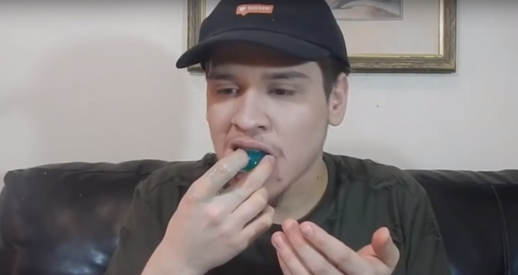 Tinejdžer jede paket sa deterdžentom