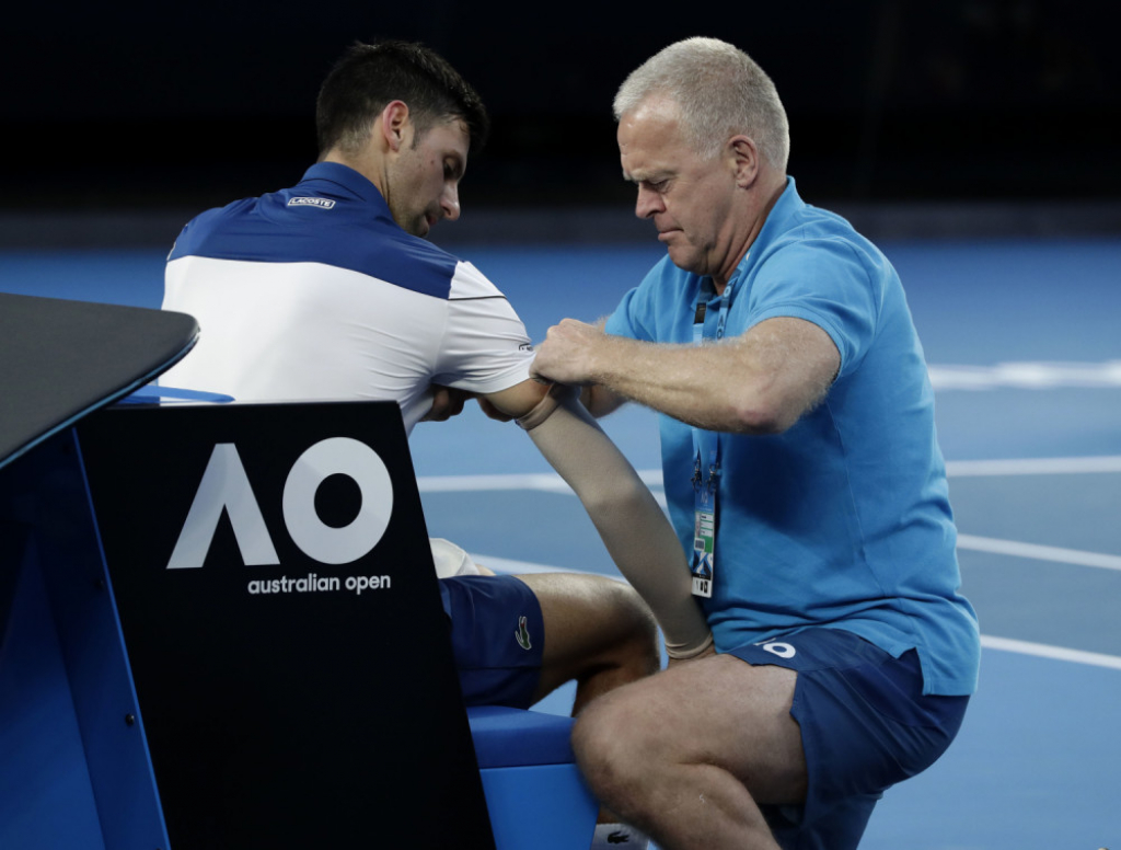 Lekar ukazuje pomoć Đokoviću tokom finala AO 2018