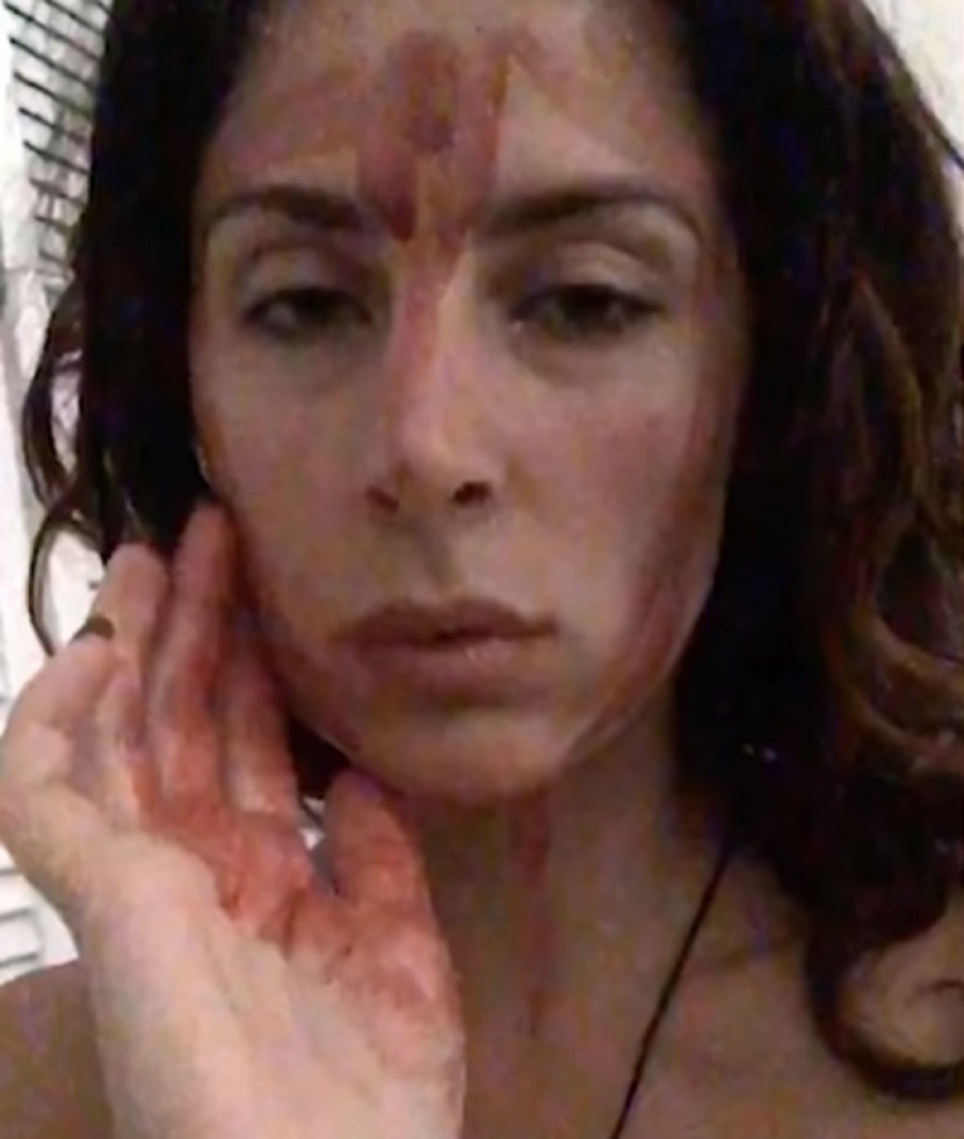 Veštica se maže krvlju po licu