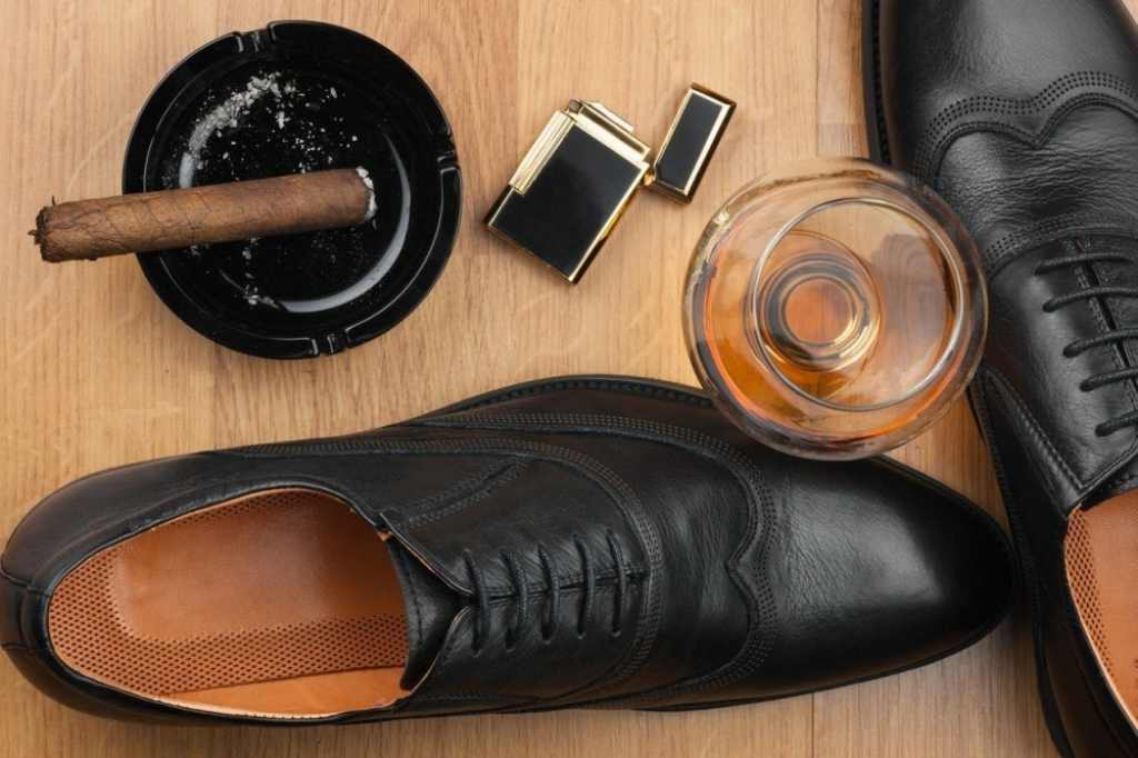 Cipele tompus pepeljara viski konjak upaljač odmor uživanje