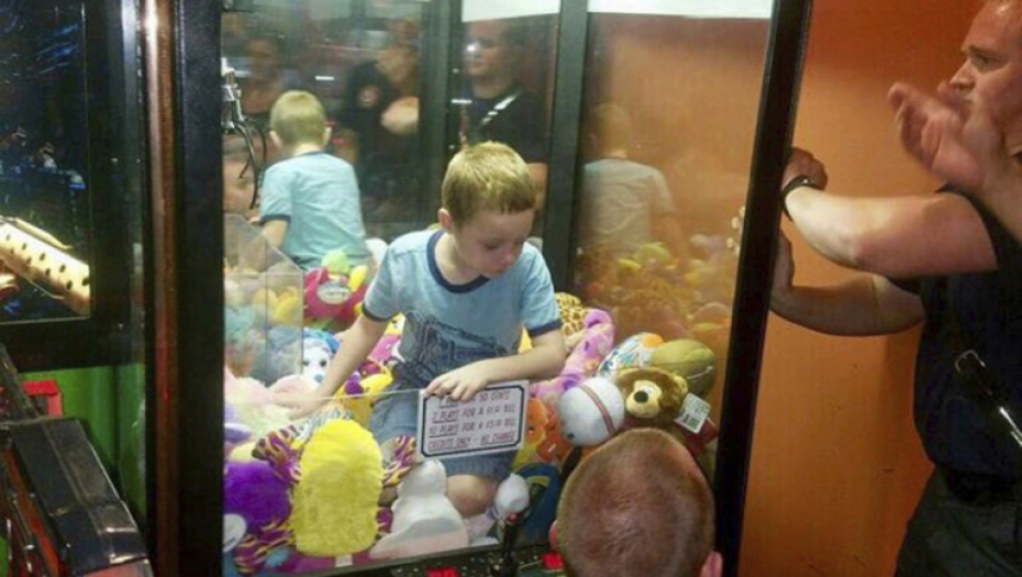 Dečak se zaglavio u mašini s igračkama