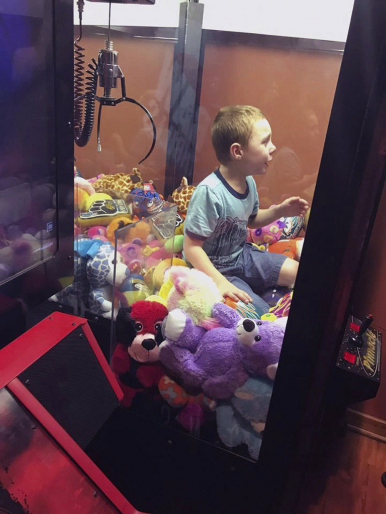 Dečak se zaglavio u mašini s igračkama