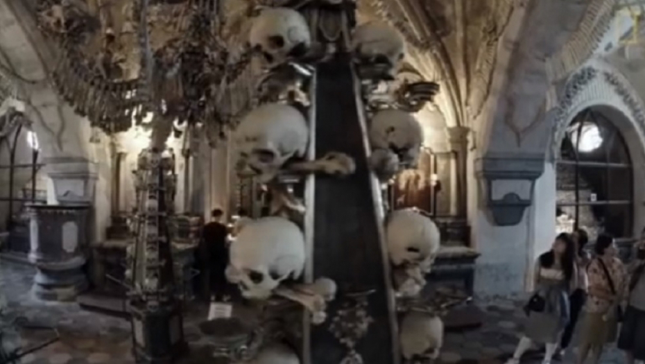 Lobanje i kosti u crkvi