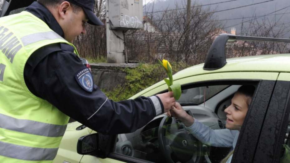 Saobraćajni policajci prijatno iznenadili žene vozače
