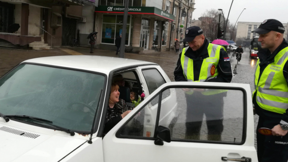 Saobraćajni policajci prijatno iznenadili žene vozače