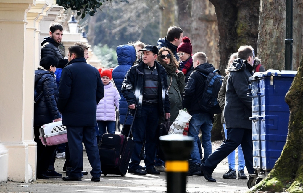 Ruske diplomate sa porodicama napustgile London