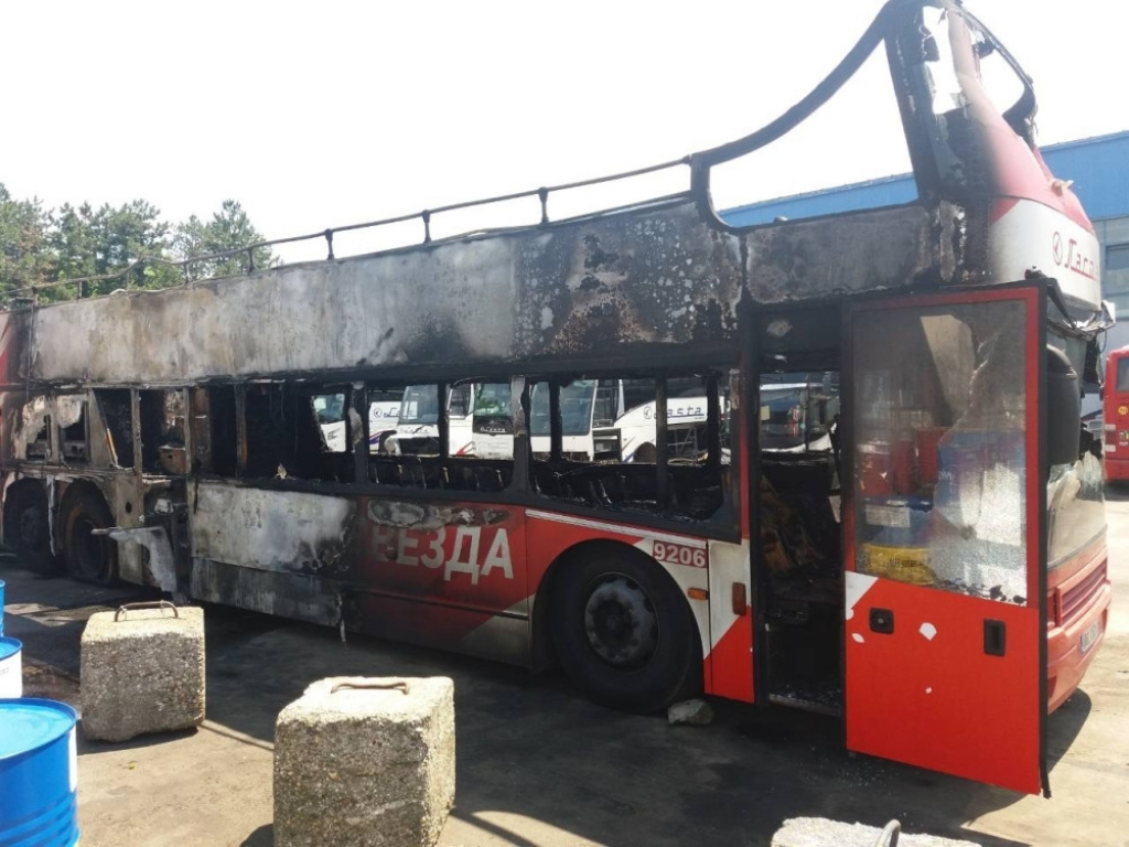Zapaljeni autobus FK Crvena zvezda