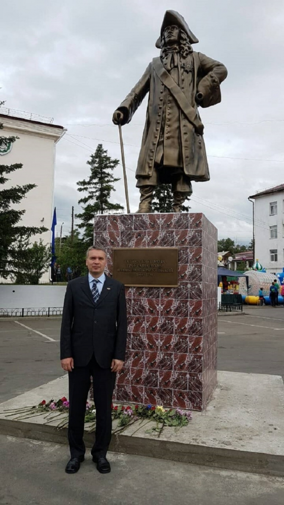 Branko Vukomanović ispred spomenika svom slavnom pretku