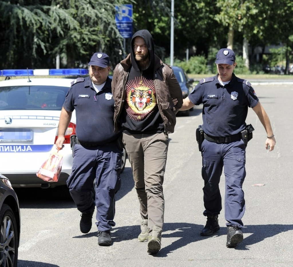 Policajci vode modnog kreatora na saslušanje