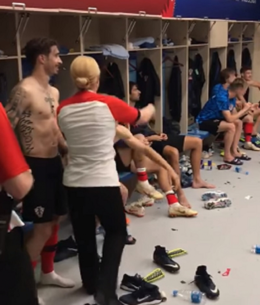 Kolinda u svlačionici sa hrvatskim fudbalerima