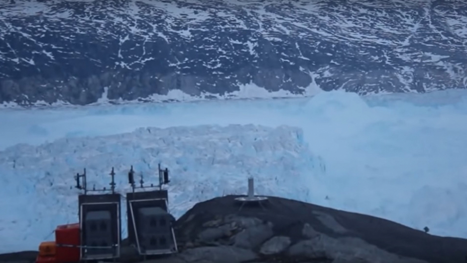 Odvaljivanje ogromne sante leda na Grenlandu