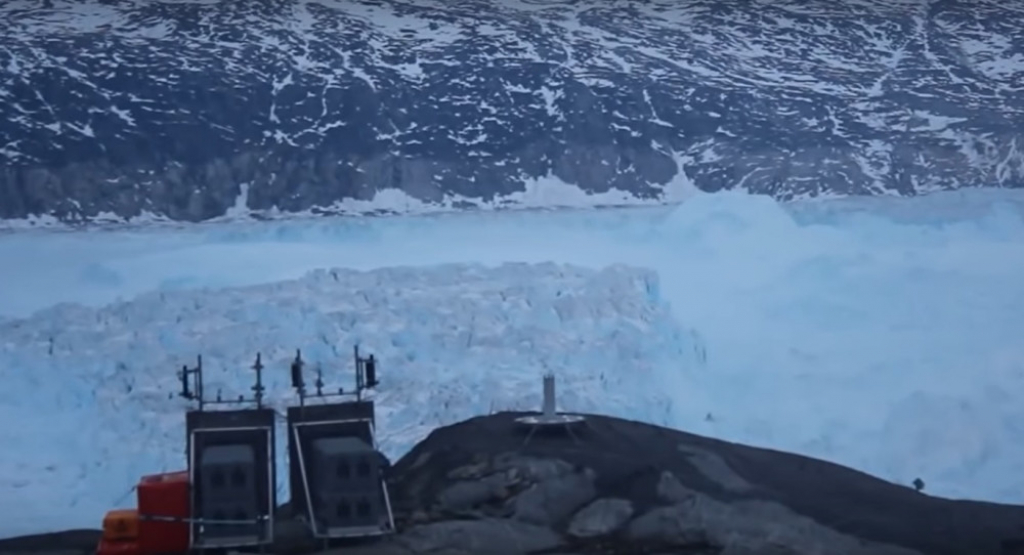 Odvaljivanje ogromne sante leda na Grenlandu