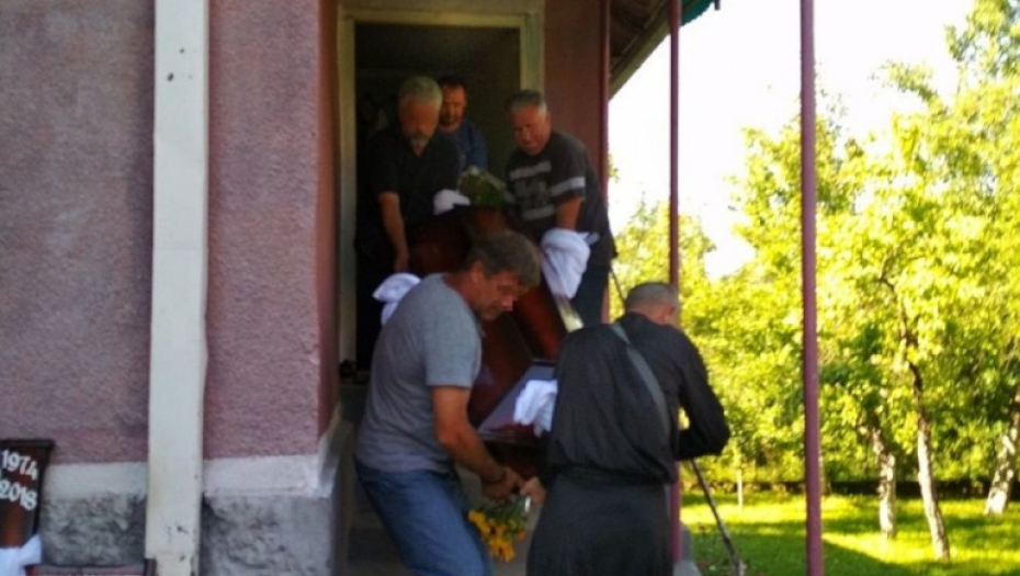 Kovčeg sa Miroslavljevim posmrtnim ostacima iznose iz kuće