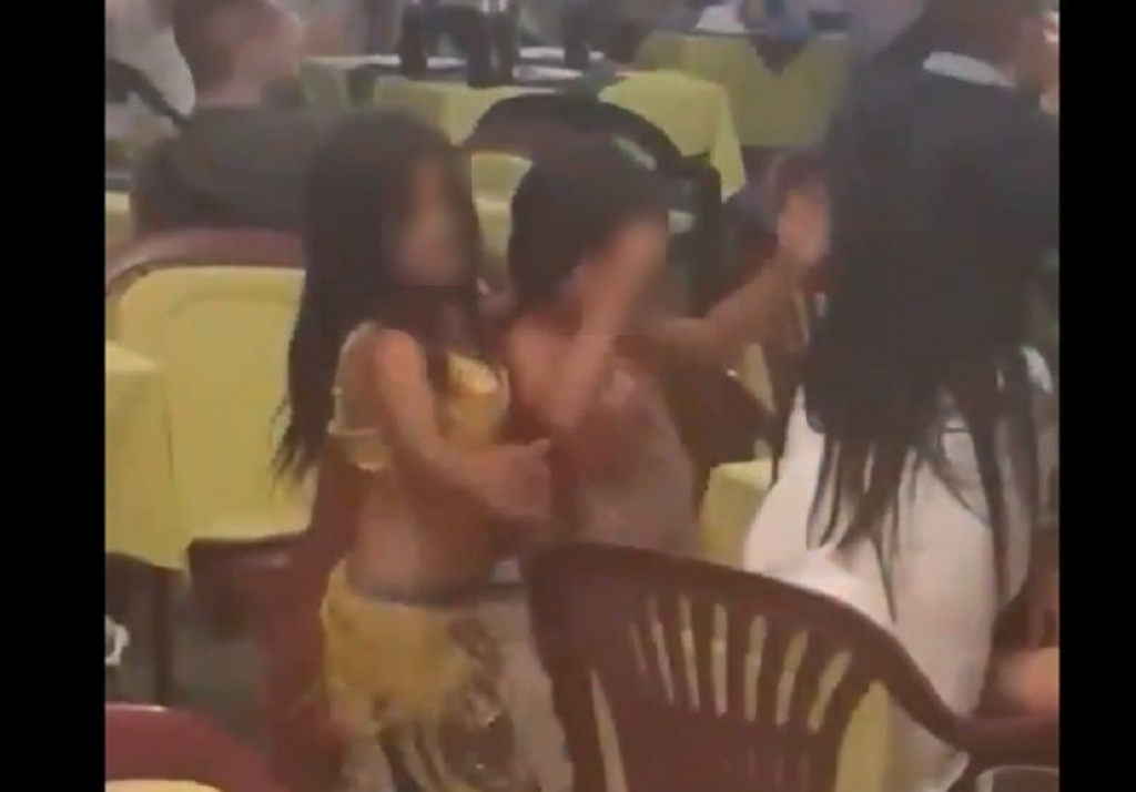 Devojčice plešu u kafani