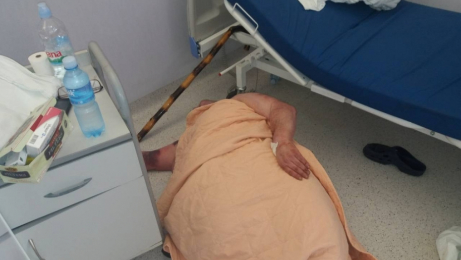 Pacijent leži pored kreveta u KC Niš