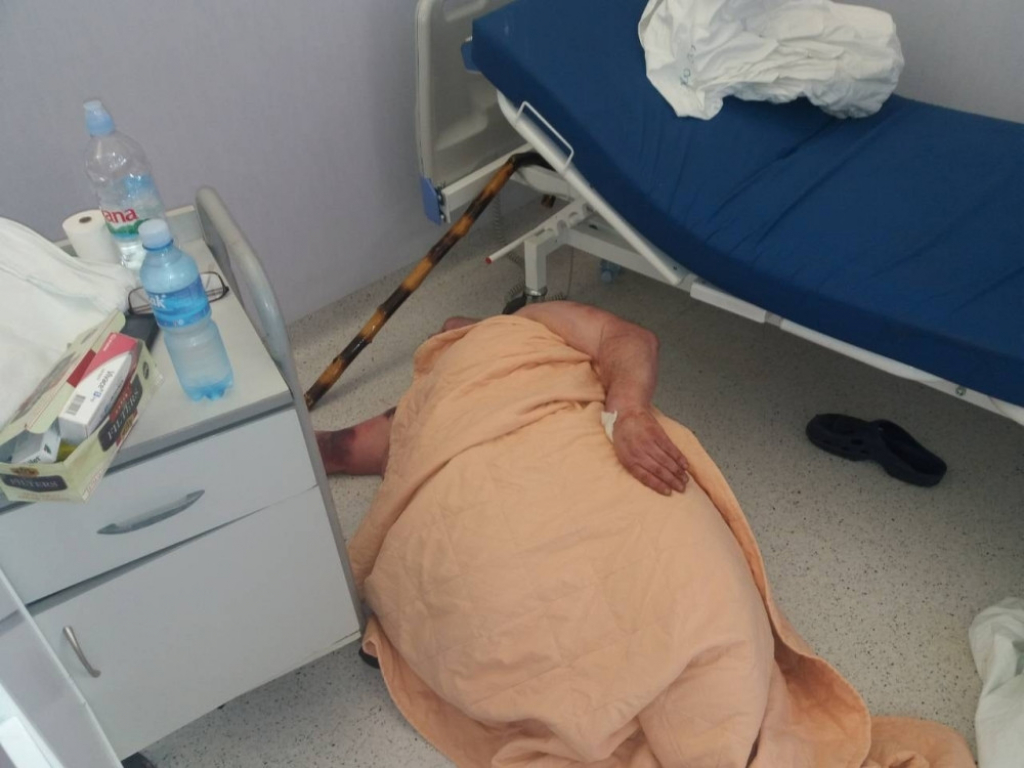 Pacijent leži pored kreveta u KC Niš