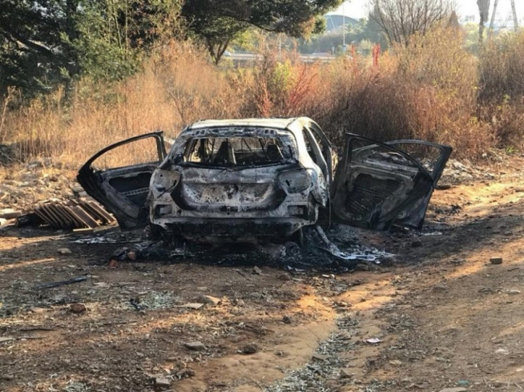 Nekoliko kilometara dalje pronađen zapaljen automobil