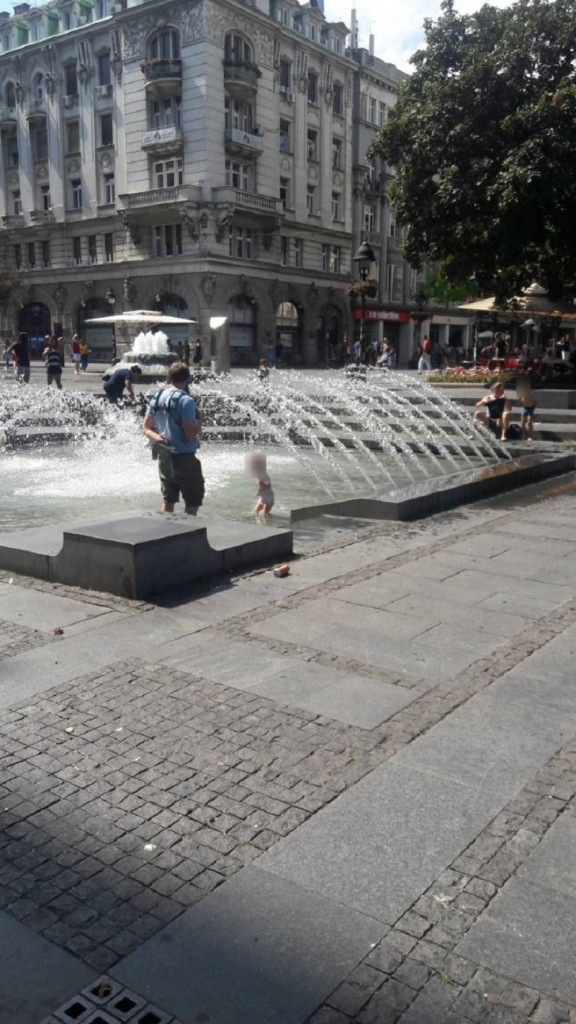 Beba se kupa u fontani