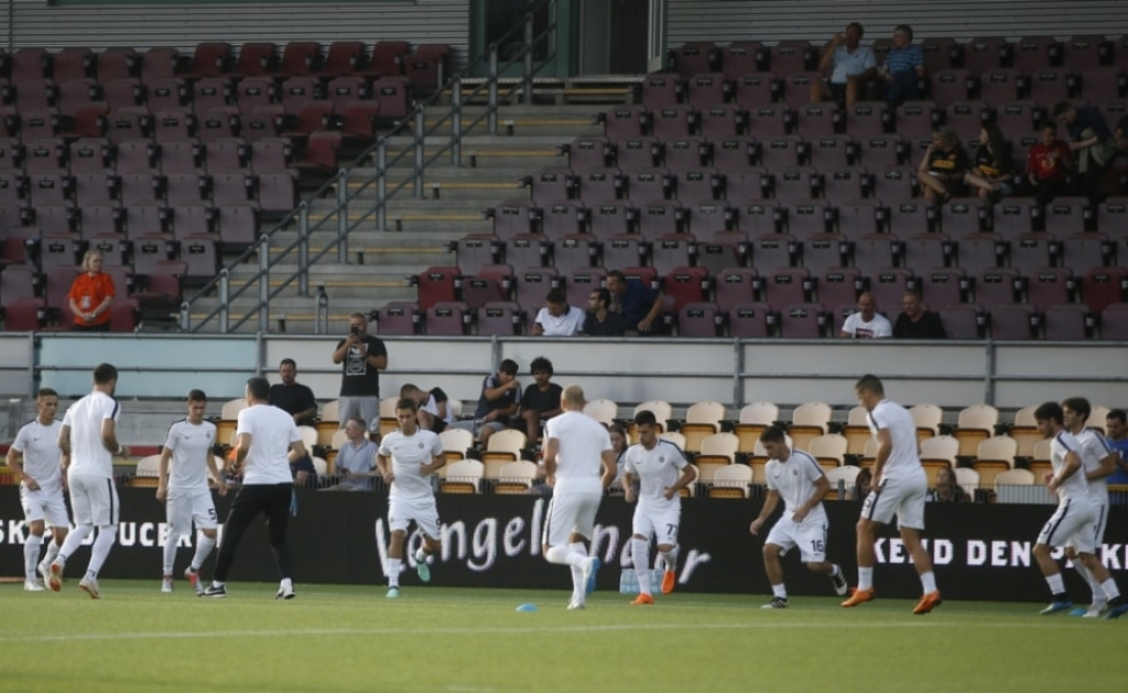 Fudbaleri Partizana se zagrevaju pred početak meča