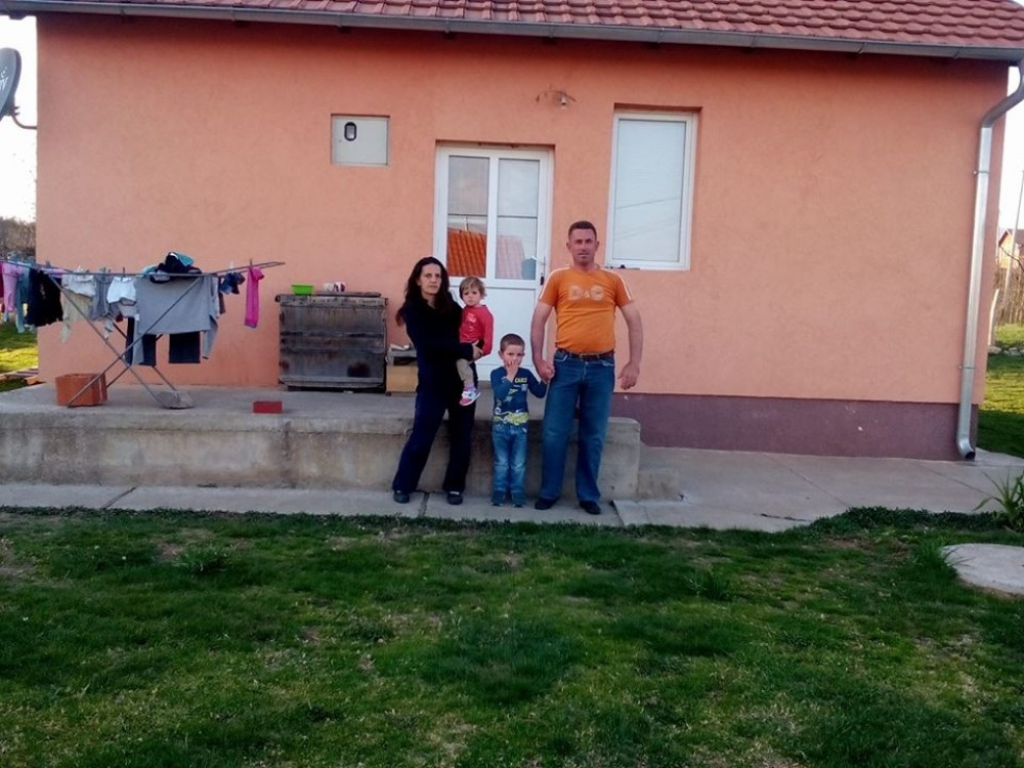 Komatovići ispred porodične kuće