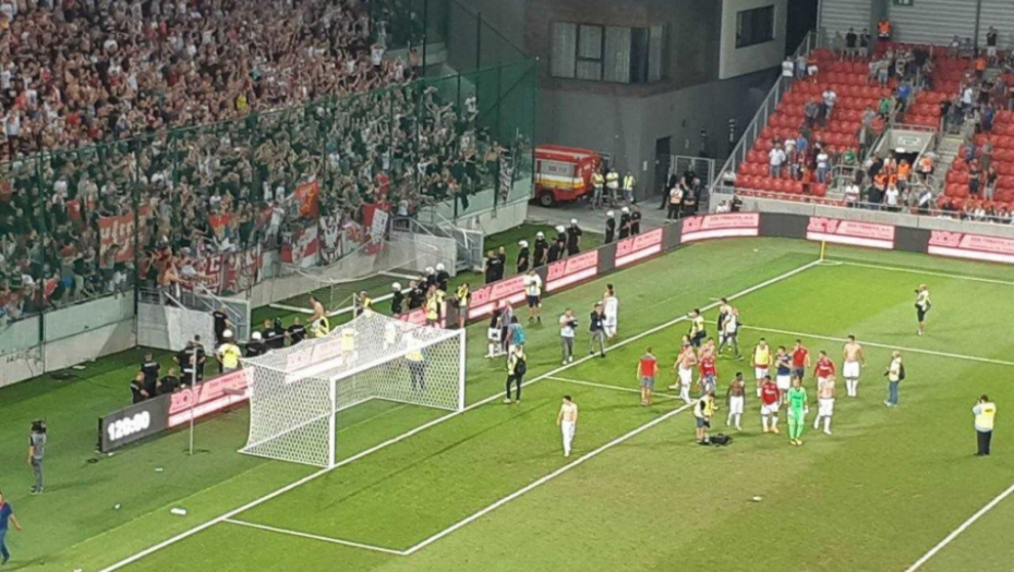 Fudbaleri Crvene zvezde slave sa navijačima u Trnavi