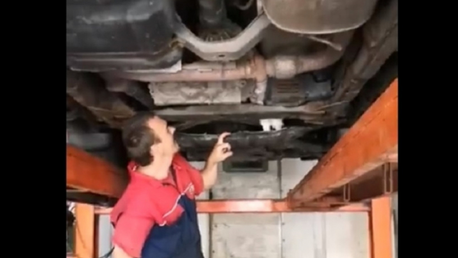 Mačka se uvukla ispod motora automobila
