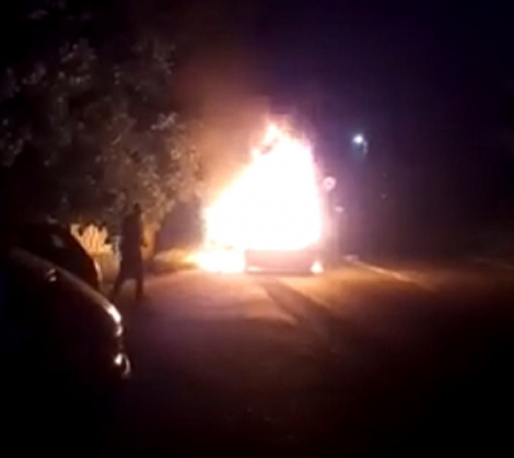 Izazvao udes, pobegao, pa zapalio vozilo