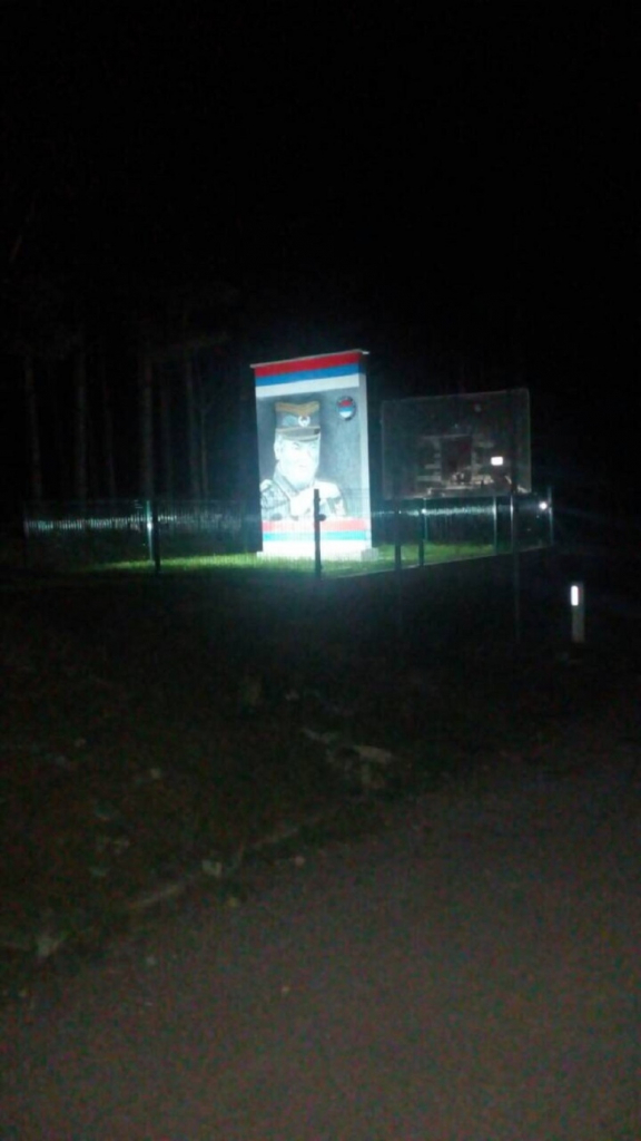 Mandić podigao spomenik generalu Mladiću